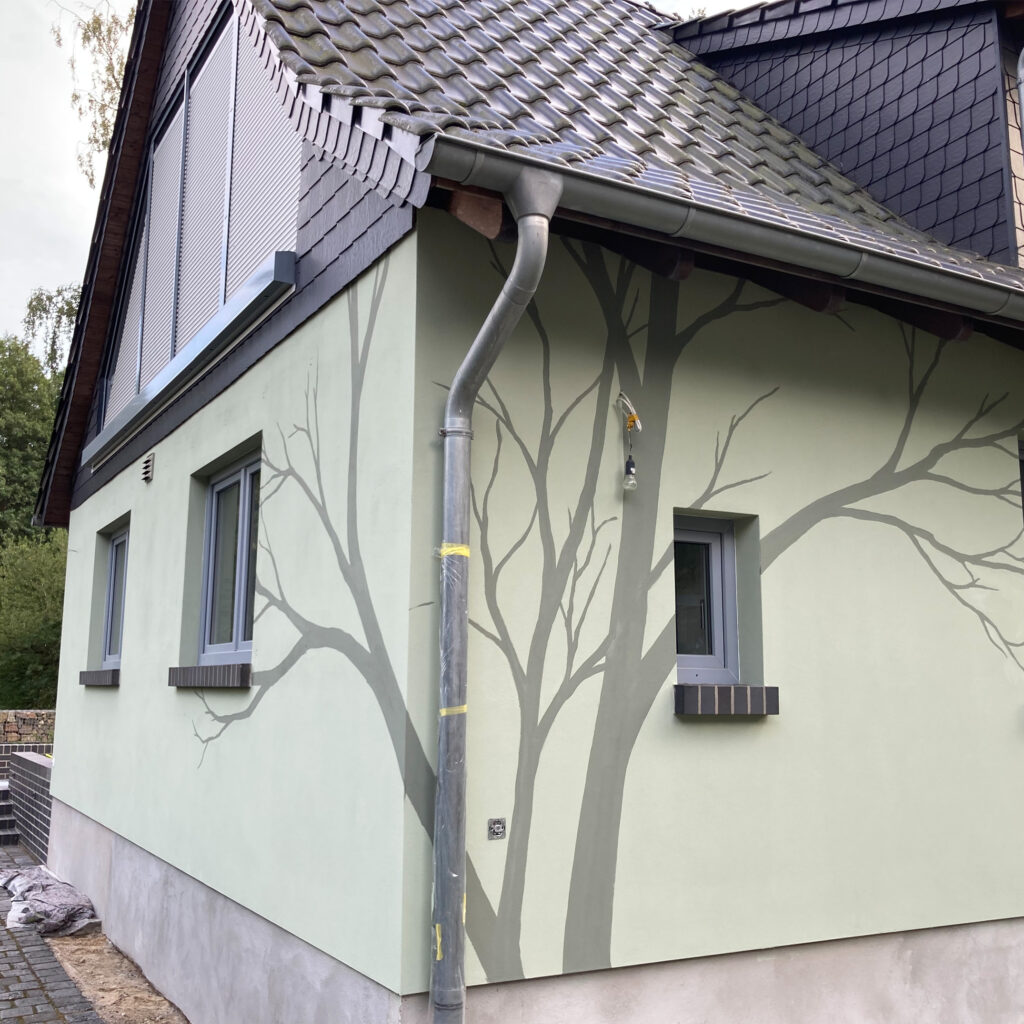 OKES Fassadengestaltung Berlin 3D-Illusion Schattenwurf Bäume Kunst Brillux Evocryl 200 mit Pinsel und Rolle gemalt Auftragsmalerei Gestaltung